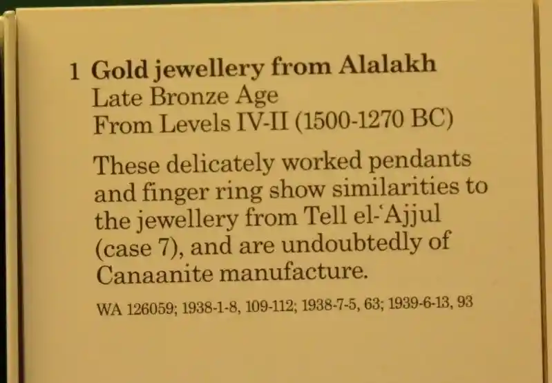 Solar disc, eye, and zigzag designs on gold jewelry from Alalakh
